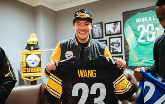  前金球奖得主现身看台，观战老东家引爆全场回忆热潮  